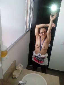 Betty Kstro se desnuda en el baño del trabajo 2
