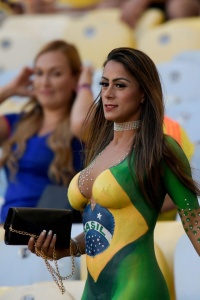 Modelo brasileña se desnuda