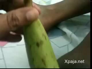 Dominicana masturbando con un platano by papipeneporti