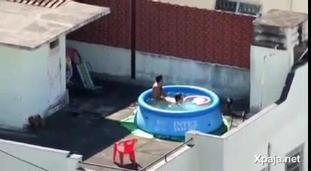 Grabado cogiendo una gorda en una piscina casera