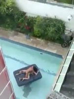 Pillados cogiendo en la piscina