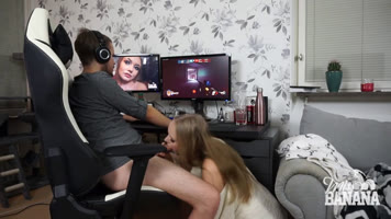 Su novio es un real gamer y ella quiere sexo ya