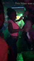 Puta dominicana mamandoselo a un stripper en un drink