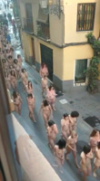 Mujeres desnudas en medio de la calle en un evento en Europa