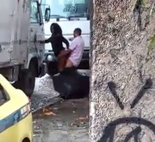 Prostituta callejera dando el culo a un conductor de camion