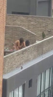 Lesbianas haciendo travesuras en la terraza