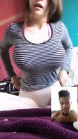 Jovencita blanca en la webcam mostrándose para un negro