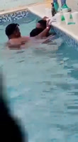 Malondra singando con dos hombres en una piscina