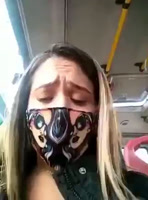 novia masturbando en el bus se moja toda