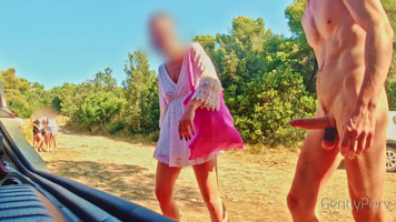 Flaco pajero encuentra turista que lo ayuda a masturbarse al aire libre