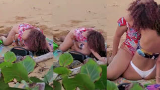 Lesbianas comiéndose en la playa