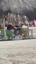 Turistas singando a la luz del dia en la playa de boca chica
