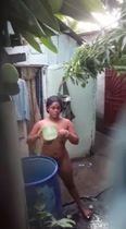 Brechando a la vecina lavándose el toto