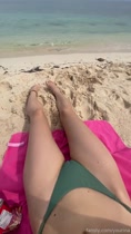 Flaca en Bikini mostrando lo grande que tiene el toto en la playa