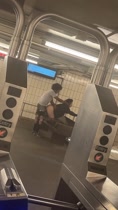 WTF - Sexo en la estacion del metro delante de todos