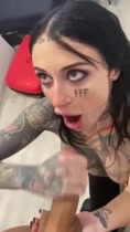 Loka tatuada es adicta a chupar verga 