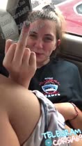 Masturbando a su novia en el carro 