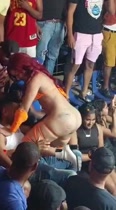 Stripper pelirroja en una gallera dominicana y algunos salen corriendo