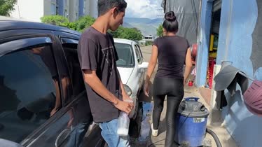 Lavador de carro se folla la cliente que le paga con sexo porque no tiene dinero