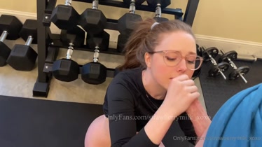 Couple Gets Too Horny During Gym Workout - Strawberrymilk