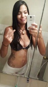 Flaca mostando su lindo cuerpo