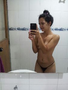 Betty Kstro se desnuda en el baño del trabajo