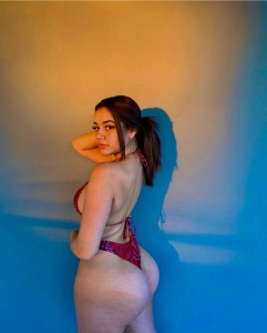 Latina bikini tanga modela culona