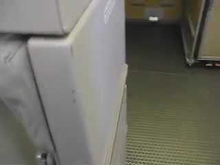 dando estilla en el baño de el avion