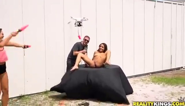 Experto volando drone y lo conduce a su vagina 