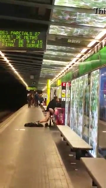 Rapando en la estación del metro 