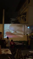 Por error ponen un vídeo porno en la pantalla grande de un bar