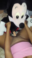 Es tan fanatica de Mickey Mouse que hasta folla con el