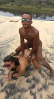 Porno interracial en la playa al aire libre