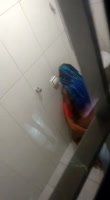 Espiando al amigo que tiene sexo en el baño de la disco