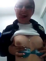 Hermosa Policía mostrando sus tetas