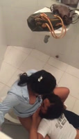 Amigas lesbianas pilladas teniendo sexo en baño publico parte 3