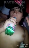 Después que la emborrachan le meten la botella por su coño 