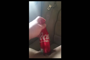 Se mete una botella de coca cola y no resiste los orgasmos