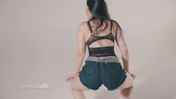 Latina caliente bailando y nunca pensé que al final haría esto