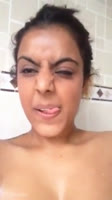 Ella se masturba rico en su baño 