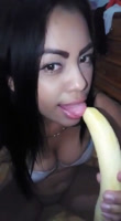 Se masturba con la banana