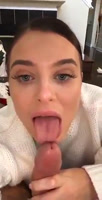 Lana rhoades mamado y lamiendo el pene a un desconocido