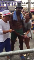 Negro de whatsapp deja a todos mal en un carnaval brasileño