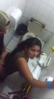 Follada en baño publico