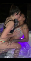 2 ricas lesbianas dándose amor en la piscina 