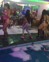 Los cueros en desacate en un piscina party