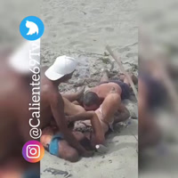 Su hija encuentra a su mamá con 2 desconocidos follando 