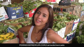 La madre la mando hacer compras, Y La seducen para cogerla