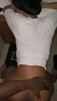 negro polla gorda la coge rico en mismo baño 