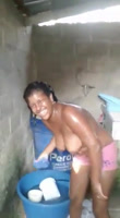 Dominicanas muy contentas bañándose